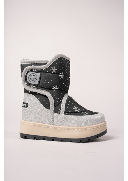 Qiggil Çocuk Kar Botu 001270