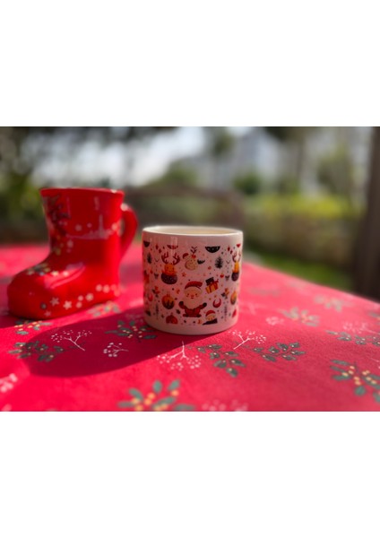 Yılbaşı Figürlü Kırmızı Kulplu Yılbaşı Temalı Seramik Kupa (200-299 Ml)
