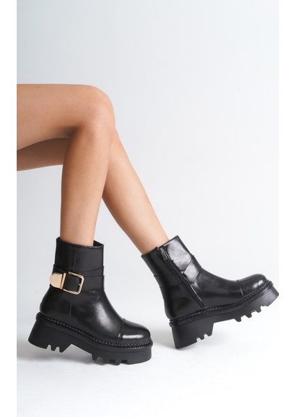 Trak Tabanlı Metal Tokalı Yandan Fermuarlı Kadın Uzun Bot