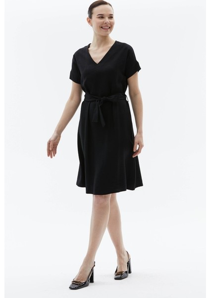 V Yaka Düşük Kol Kemerli Elbise