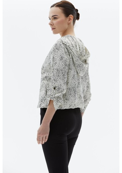 Kapüşonlu Önü Fermuarlı Küçük Puantiyeli Ceket fırsatları