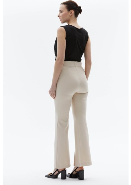 Paçası Yırtmaçlı Deri Kemerli Pantolon indirimleri