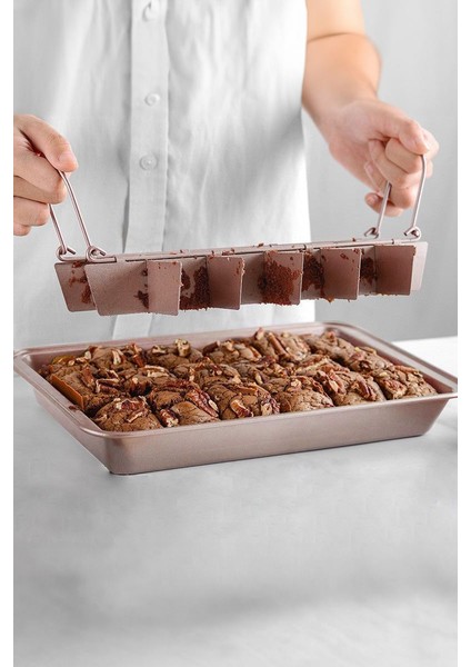 Karbon Çelik 18 Kişilik Kendinden Bölmeli Brownie Kek Ekmek Kalıbı CIN796PM fiyatları