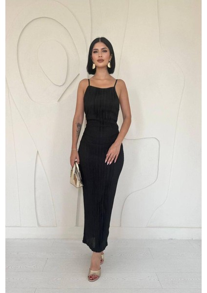 Halter Yaka Piliseli Arkadan Yırtmaçlı Elbise
