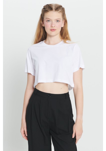 Standart Fit Normal Kesim %100 Pamuk Bisiklet Yaka Crop Tişört