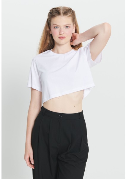 Standart Fit Normal Kesim %100 Pamuk Bisiklet Yaka Crop Tişört