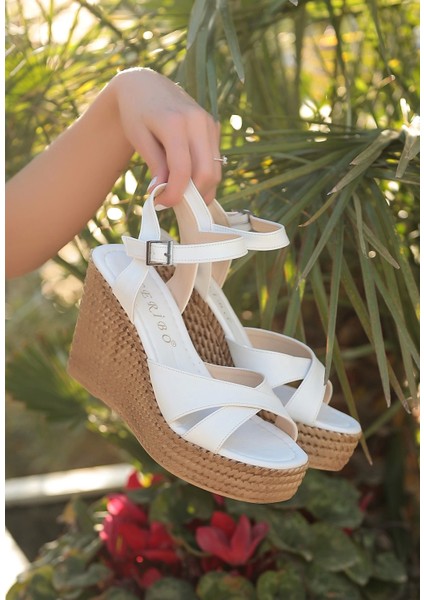 Nisa Beyaz Cilt Dolgu Topuk Sandalet