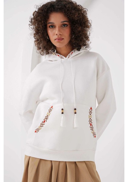 Kadın Beyaz Etnik Desenli Kapüşonlu Şardonlu Oversize Sweatshirt HZL25W-BD1554431