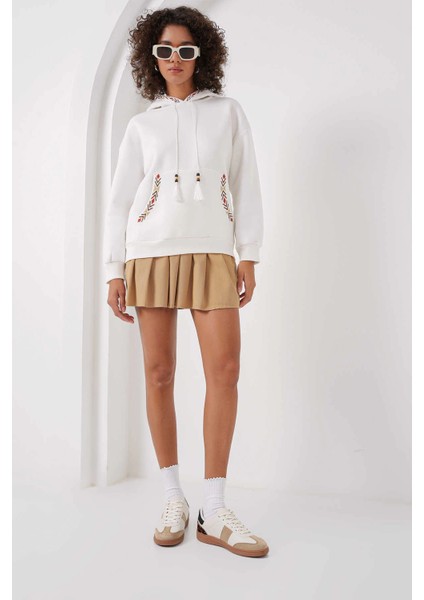Kadın Beyaz Etnik Desenli Kapüşonlu Şardonlu Oversize Sweatshirt HZL25W-BD1554431
