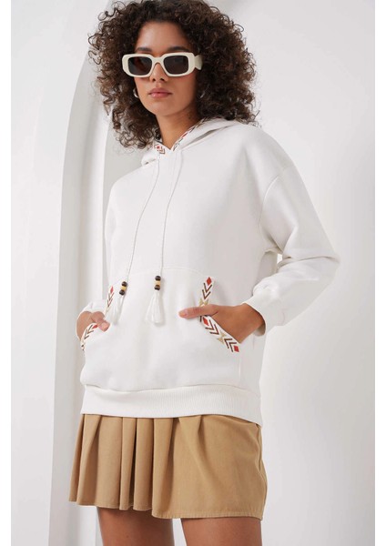Kadın Beyaz Etnik Desenli Kapüşonlu Şardonlu Oversize Sweatshirt HZL25W-BD1554431