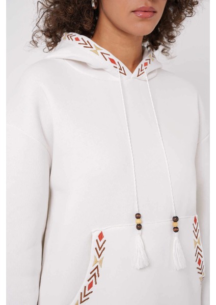 Kadın Beyaz Etnik Desenli Kapüşonlu Şardonlu Oversize Sweatshirt HZL25W-BD1554431