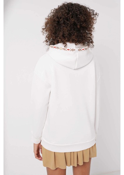 Kadın Beyaz Etnik Desenli Kapüşonlu Şardonlu Oversize Sweatshirt HZL25W-BD1554431