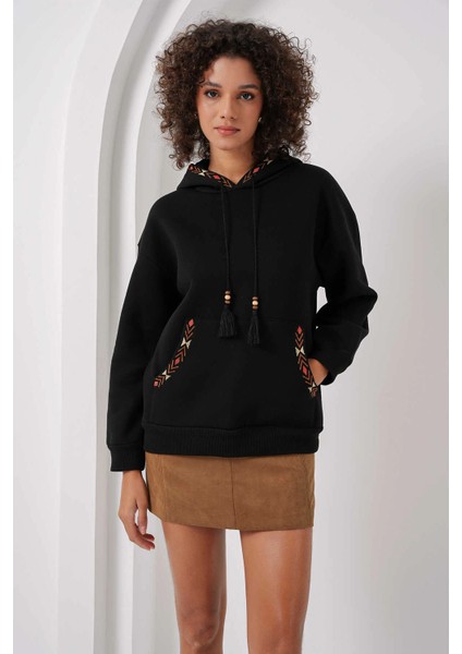 Kadın Siyah Etnik Desenli Kapüşonlu Şardonlu Oversize Sweatshirt HZL25W-BD1554431