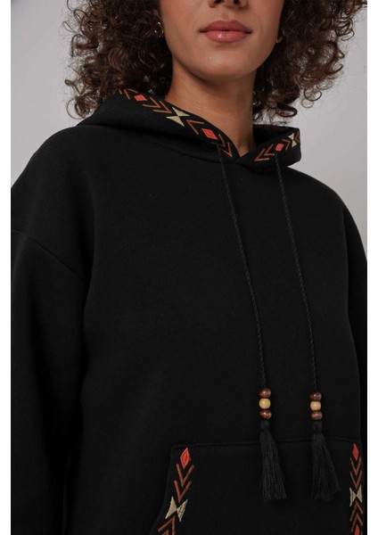 Kadın Siyah Etnik Desenli Kapüşonlu Şardonlu Oversize Sweatshirt HZL25W-BD1554431