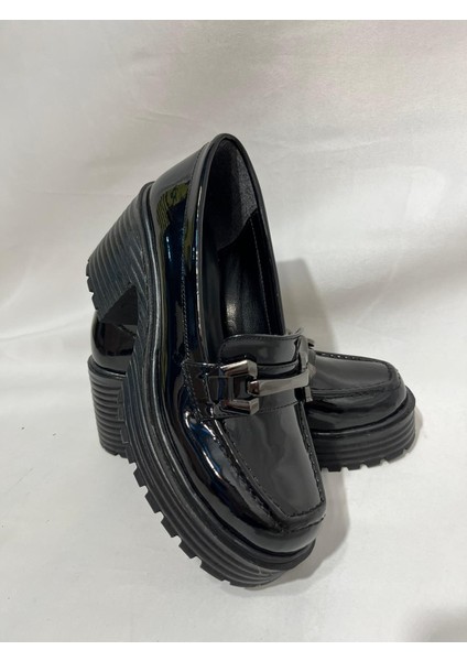 Best Shoes Kadın Siyah Rugan Siyah Taş Detaylı Yüksek Topuk Laofer Ayakkabı