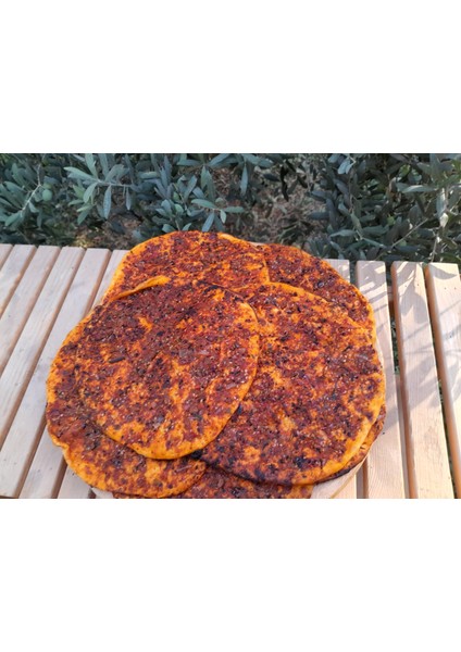 Biberli Ekmek 10 Adet Tandırda Üretilir. Tatlı Biberden Üretilmiştir.