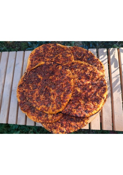 Biberli Ekmek 10 Adet Tandırda Üretilir. Tatlı Biberden Üretilmiştir.