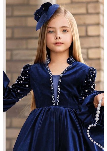 Kız Çocuk Yakadan Göğse ve Omuzları Inci Işlemeli Balon Kollu Lacivert Kadife Abiye modelleri