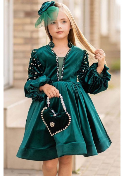 Kız Çocuk Yakadan Göğse ve Omuzları Inci Işlemeli Balon Kollu Yeşil Kadife Abiye modelleri