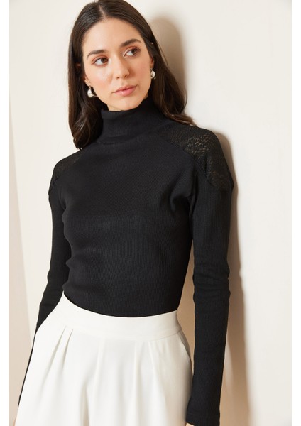 Siyah Omzu Dantel Detaylı Balıkçı Yaka Bluz 5KXK2-49018-02 fırsatları