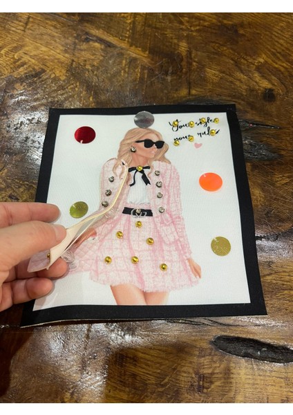 Zirkon Taşlı Pul Payetli 3 Boyutlu Kız Arma Dikiş Aplike 20 x 18 cm