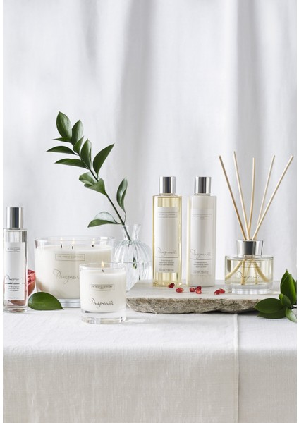 The White Company Nar Imzalı Mum – Mandalina, Nar ve Amber Kokulu Lüks Tek Fitilli Mum