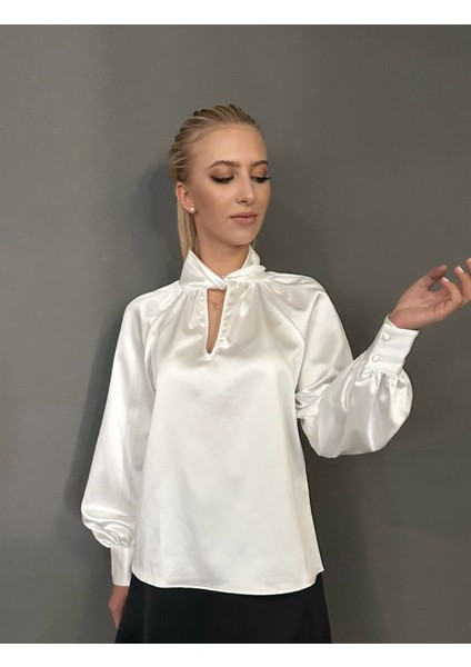 Yakada Düğüm Detaylı Beyaz Saten Bluz