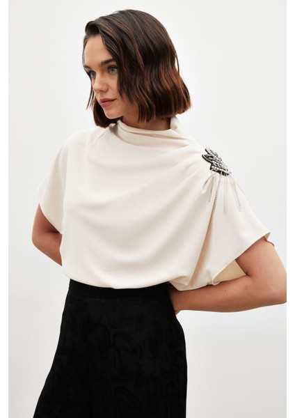 Tek Omuz Aksesuarlı Salaş Bluz - Bej