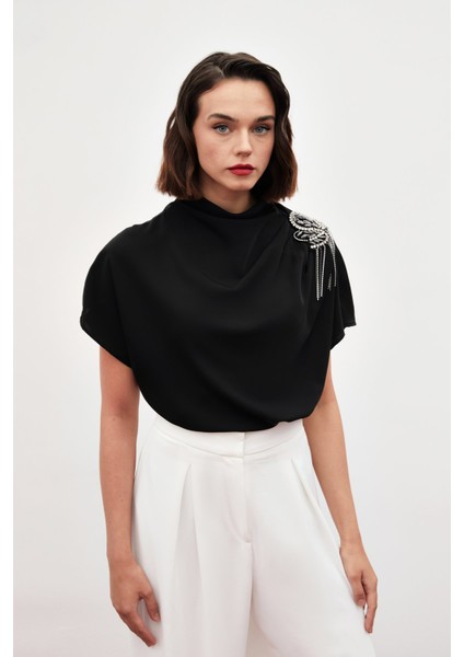 Tek Omuz Aksesuarlı Salaş Bluz - Siyah indirimleri