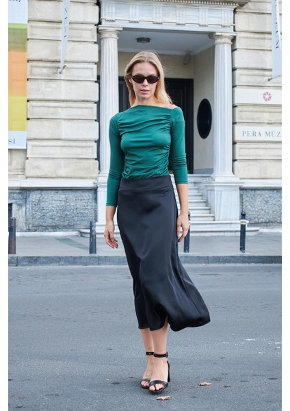 Kadın Likralı Hafif Parlak Şık Kumaş Omuzu Dekolteli Önü Büzgülü Uzun Kol Body Bluz-Yeşil