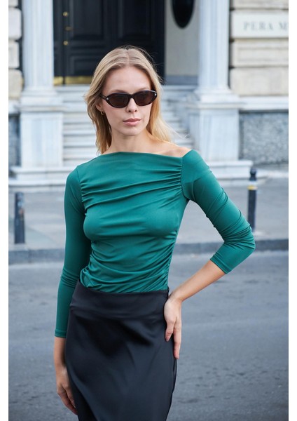 Kadın Likralı Hafif Parlak Şık Kumaş Omuzu Dekolteli Önü Büzgülü Uzun Kol Body Bluz-Yeşil indirimleri