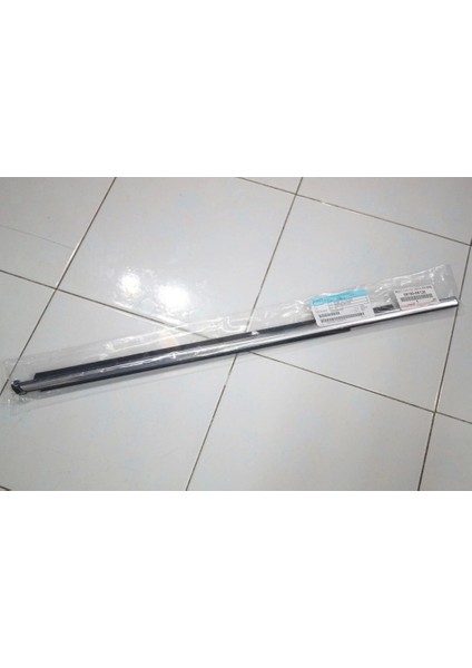 Cam Sıyırıcı Hılux 15-21 Arka Krom Sağ (Oem No: 68180-0K120)