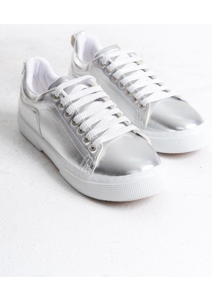 Kadın Metalik Gri Bağcıklı Sneaker Günlük Düz Spor Ayakkabı fırsatları