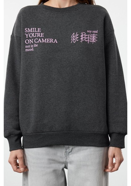 Kadın Regular Bisiklet Yaka Standart Kol Regular Basic Fit Baskılı Kalın Içi Polarlı Örme Sweatshirt