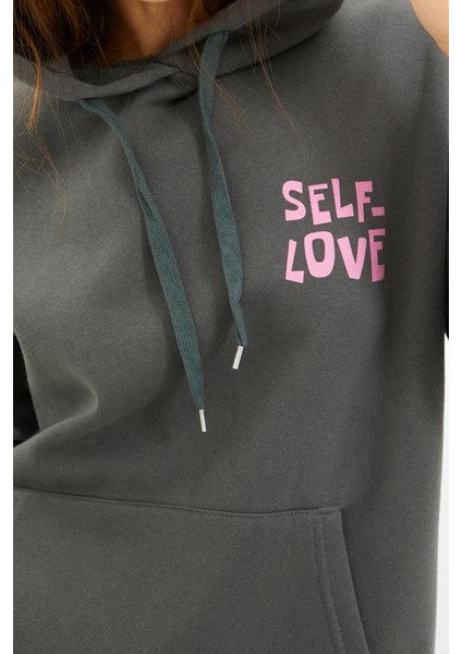 Kadın Oversize Kapüşonlu Düşük Kol Uzun Sırt Baskı Geniş Kalıp Kalın Içi Polarlı Örme Sweatshirt modelleri