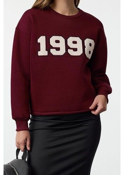 Kadın Relaxed Bisiklet Yaka Düşük Kol Uzun Kalın Polarlı Normal Kesim Slogan Nakışlı Örme Sweatshirt