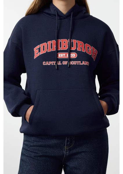 Kadın Oversize Kapüşonlu Standart Kol Standart Kalın Polarlı Baskılı Geniş Kalıp Örme Sweatshirt