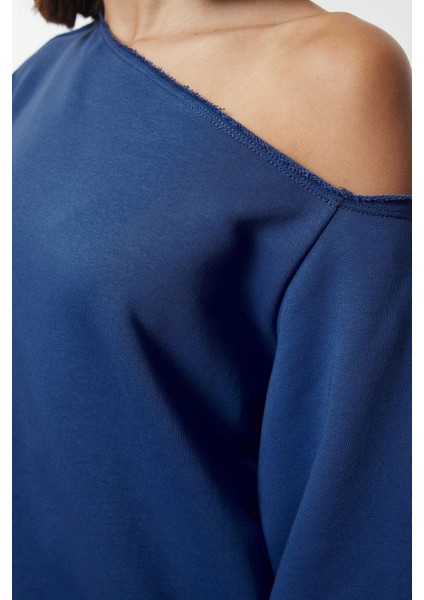 Kadın Moda Şık Bol Asimetrik Yaka Düşük Kol Uzun Geniş Kalıp Asimetrik Yaka Kalın Örme Sweatshirt fırsatları