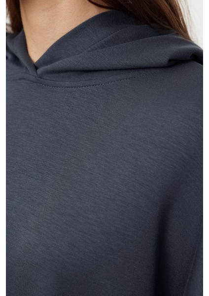 Kadın Kapüşonlu Düşük Kol Dikiş Detaylı Normal Kesim Yumuşak Tuşeli Örme Sweatshirt