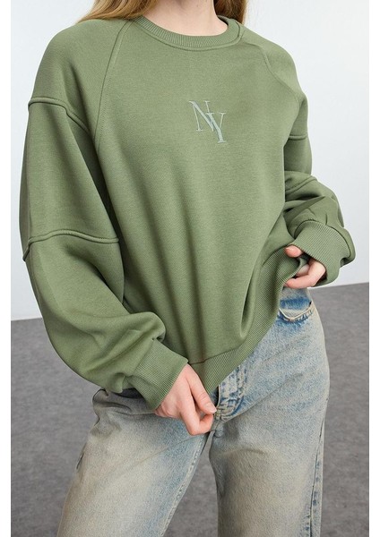 Kadın Moda Şık Regular Bisiklet Yaka Düşük Kol Crop Fit Nakışlı Kalın Içi Polarlı Örme Sweatshirt