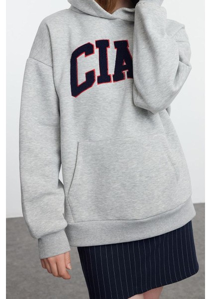 Kadın Bol Kapüşonlu Düşük Kol Uzun Kalın Içi Polarlı Sloganlı Geniş Kesim Örme Sweatshirt