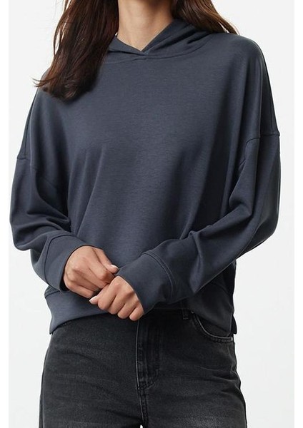 Kadın Kapüşonlu Düşük Kol Dikiş Detaylı Normal Kesim Yumuşak Tuşeli Örme Sweatshirt
