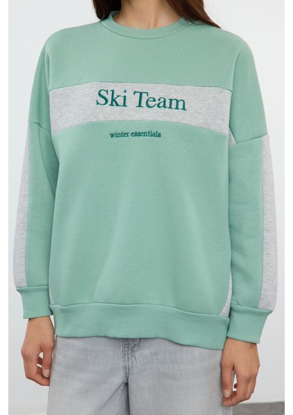 Kadın Moda Şık Regular Bisiklet Yaka Düşük Kol Uzun Kalın Içi Polarlı Slogan Nakışlı Örme Sweatshirt