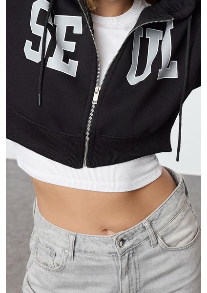 Kadın Moda Fitted Kapüşonlu Düşük Kol Crop Slogan Nakış Detaylı Crop Normal Kalıp Örme Sweatshirt