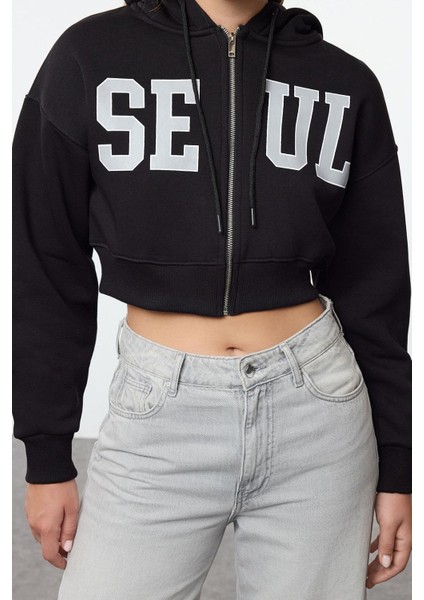 Kadın Moda Fitted Kapüşonlu Düşük Kol Crop Slogan Nakış Detaylı Crop Normal Kalıp Örme Sweatshirt