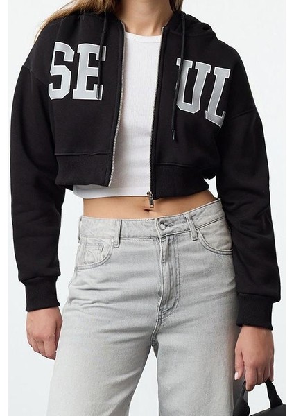 Kadın Moda Fitted Kapüşonlu Düşük Kol Crop Slogan Nakış Detaylı Crop Normal Kalıp Örme Sweatshirt