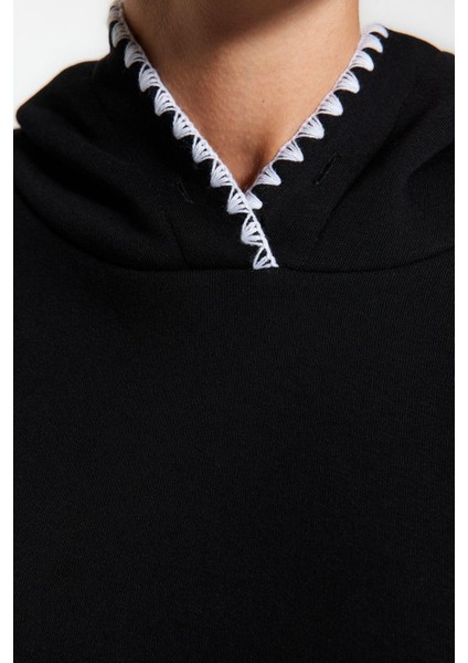 Kadın Moda Şık Regular Kapüşonlu Düşük Kol Regular Kroşeta Detaylı Kalın Içi Polarlı Örme Sweatshirt