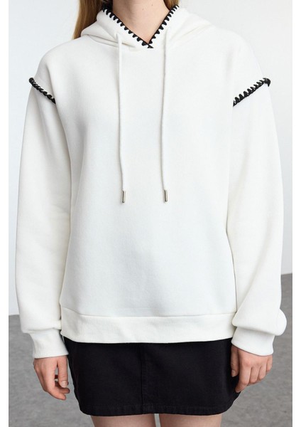 Kadın Moda Şık Regular Kapüşonlu Düşük Kol Regular Kroşeta Detaylı Kalın Içi Polarlı Örme Sweatshirt