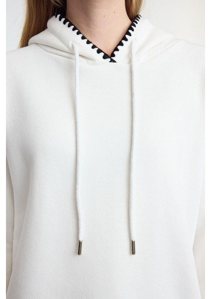 Kadın Moda Şık Regular Kapüşonlu Düşük Kol Regular Kroşeta Detaylı Kalın Içi Polarlı Örme Sweatshirt