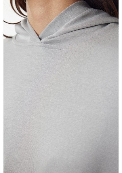 Kadın Kapüşonlu Düşük Kol Dikiş Detaylı Normal Kesim Yumuşak Tuşeli Örme Sweatshirt